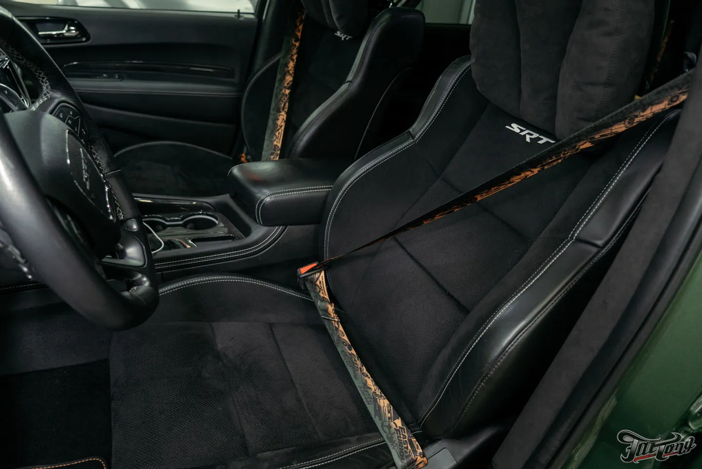 Изготовили и установили цветные ремни с принтом на большой проект Dodge Durango SRT